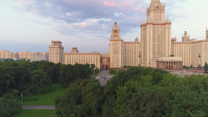 莫斯科州立大学在夏天俄罗斯从树上飞到全景观空中观27秒视频