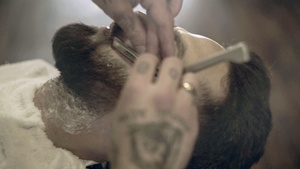 用直剃刀剃胡子理发师男人刮胡子24秒视频