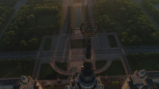 莫斯科州立大学早上空中观测向后飞过恒星城市景色暴露视频