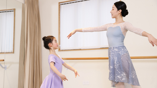 舞蹈老师指导小女孩的动作视频