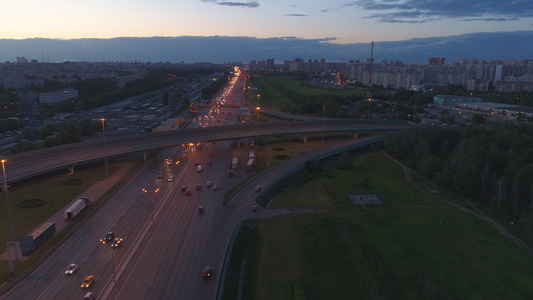 城市城市景色向后飞空中观光在城市的高速公路上行驶汽车视频