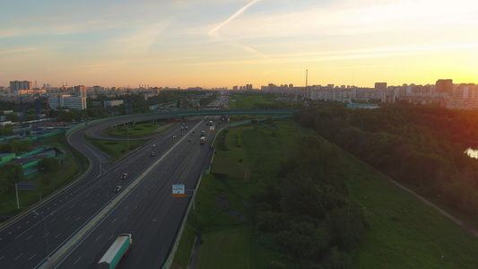 在城市阳光明媚的夏日早晨高速公路上的汽车交通城市景观视频