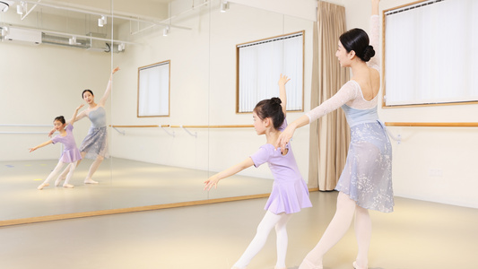 舞蹈老师和小女孩在镜子前练习舞蹈视频