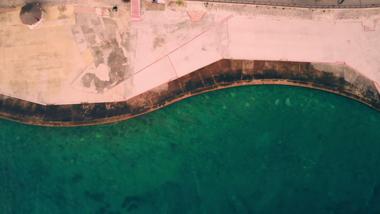 海岸上建筑物的空中观察视频