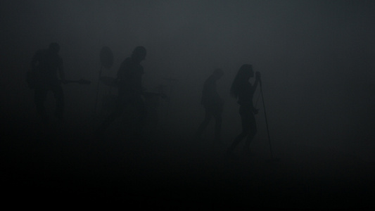 音乐组在摄影棚的烟雾中抛出彩色的音乐会、摇滚队音会、摇滚节目视频