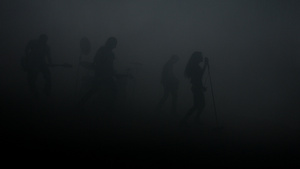 音乐组在摄影棚的烟雾中抛出彩色的音乐会、摇滚队音会、摇滚节目9秒视频
