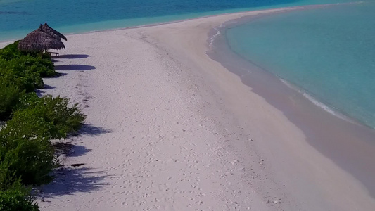 白沙背景绿松石水美丽海景海滩航行的无人机空中海景视频