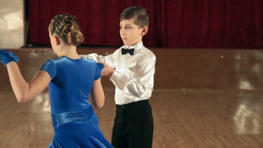男孩和女孩在舞厅里跳舞视频