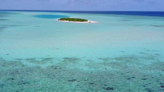以透明的海面和白色沙滩背景进行美丽旅游海滩冒险的空中视频