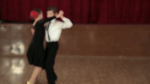 男孩和女孩在舞厅跳探戈舞12秒视频