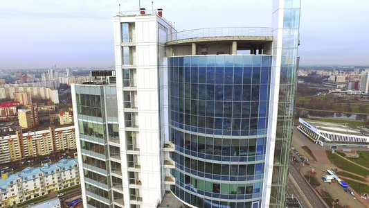 现代城市的办公大楼玻璃外墙摩天大楼视频