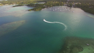 摩里提乌斯岛海湾内航行的轮船21秒视频