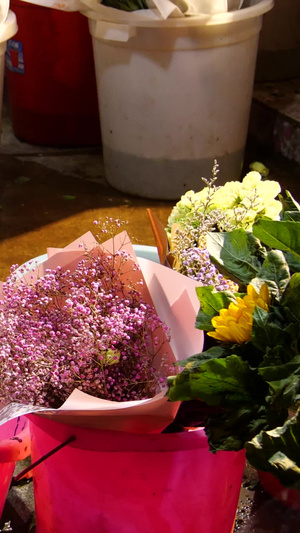 女生挑选鲜花夜晚花市鲜花售卖插花花束鲜花市场包装花束28秒视频