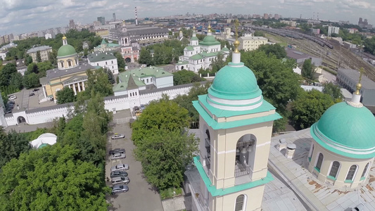 莫斯科城市风景的空中视图前方有教堂视频