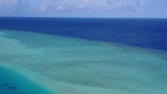 通过清晰的环礁湖和白色沙滩背景热带海岸线海滩生活方式视频