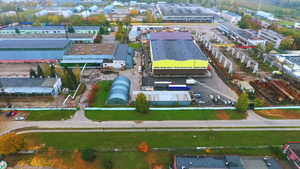 无人机查看工业厂房上的仓库区域工业建筑天景10秒视频