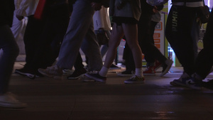 4k素材慢镜头慢动作升格拍摄城市步行街夜景流动的逛街行人脚步76秒视频