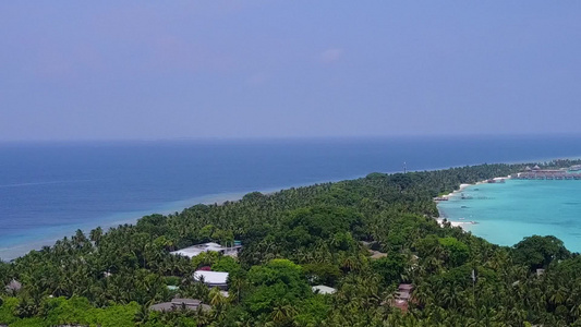 以蓝色环礁湖和白色沙滩背景为背景的海洋海岸海滩生活视频
