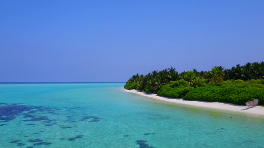 以白色沙滩背景的海平面蓝海为豪华海湾海滩度假日的空中视频