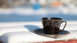 冬天在雪地的长椅上热咖啡杯29秒视频