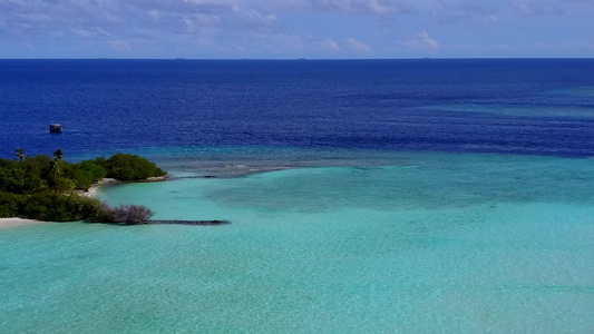 海上海岸海滩以蓝海和白沙背景的蓝海冲出海面视频