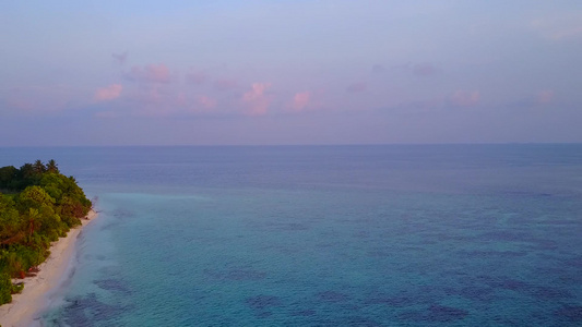 以蓝海和白色沙滩背景航行的豪华海岸海滩航程空中全天空视频