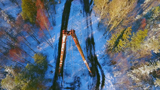 冬季森林高压塔视频