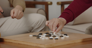 男青年和父亲下围棋特写7秒视频