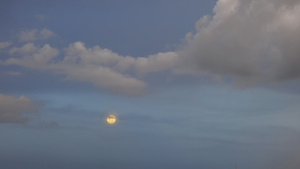 超级月亮缓缓升起延时4k20秒视频