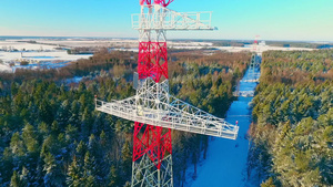 冬季森林的电塔传送空中观测22秒视频