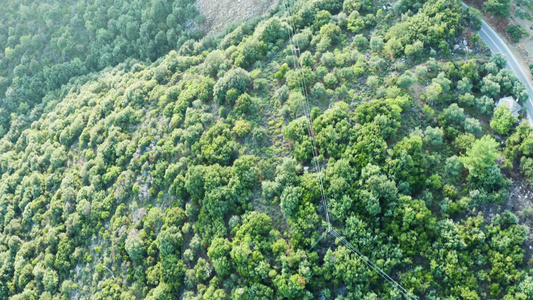 无人驾驶无人驾驶飞机飞越岩石山上的道路视频