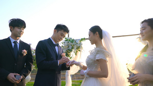 户外婚礼现场新郎为新娘戴上戒指20秒视频