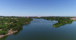 在德克萨斯湖的墨水湖上空飞行飞往布沙南湖大坝30秒视频