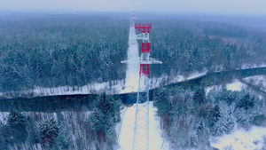 冬季森林中的输电塔能源塔能源基础设施13秒视频
