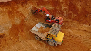 在采石场的矿卡车上倒沙的挖掘机23秒视频