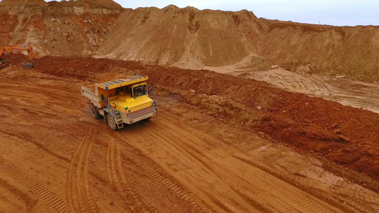 运砂车在砂矿上行驶采矿业采砂场视频