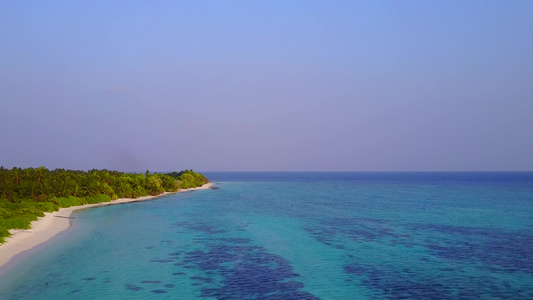 以透明的环礁湖和白色沙滩背景进行海滩探险的海洋海岸视频