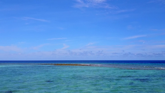 蓝绿环礁的宁静岛海滩视频