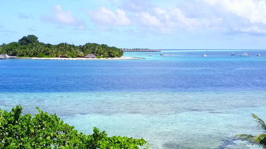 以蓝海为航程的宁静海岸海滩航行具有清洁沙地背景的蓝海视频