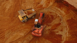 挖掘机在采砂场装车采砂业30秒视频