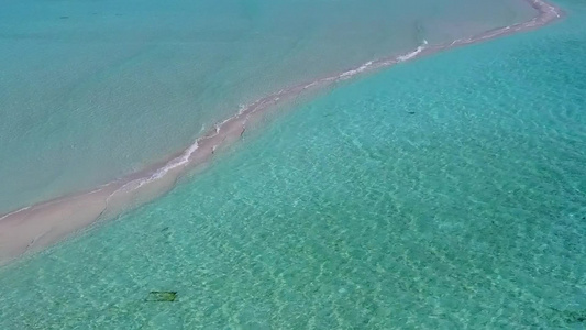 白沙背景蓝绿色海洋的豪华海岸海滩无人机空中景观视频
