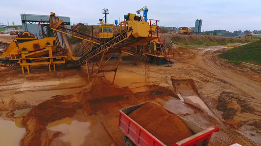 采砂场的采矿设备视频