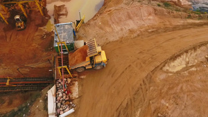 空中观察运输沙尘的采矿卡车7秒视频