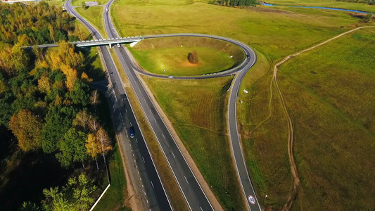 无人驾驶观察高速公路上的汽车交通路口环视频