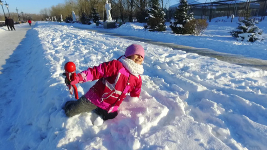 小女孩在冬季公园玩耍视频