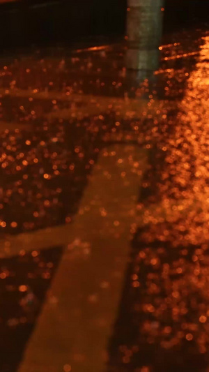 城市天气暴雨雨水交通斑马线灯光反光路面素材暴雨素材64秒视频