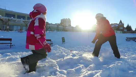 寒冬家庭假期雪在阳光下玩耍冬天快乐视频