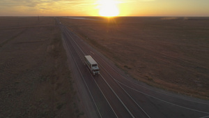 在阳光明媚的夜晚卡车在高速公路上行驶11秒视频