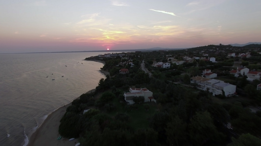 日落时Trikorfo海滩的空中观察视频
