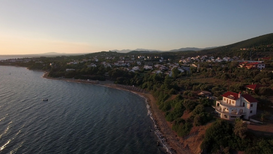 海边和海岸的空中航向日落时度假镇视频